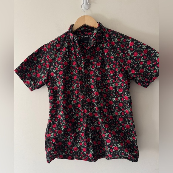 Empyre Tate Roses Black & Red Short Sleeve Button Up Shirt - Picture 2 of 8